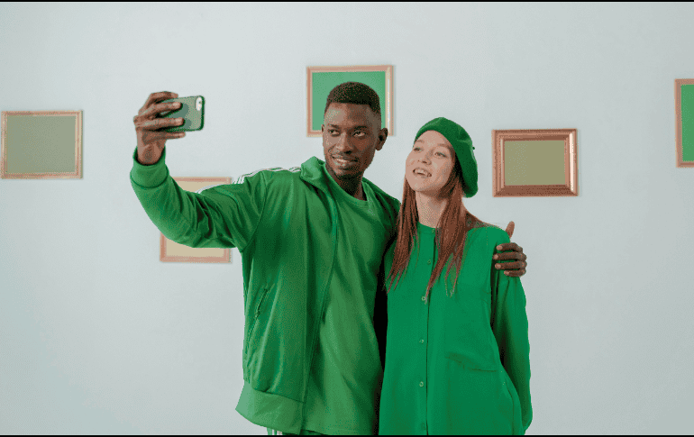 Quienes usan prendas verdes proyectan serenidad y una energía positiva. Pexels