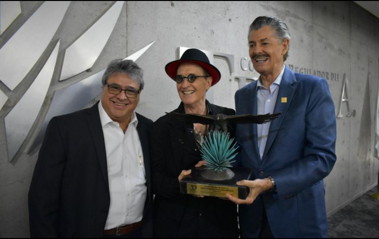 El Consejo Regulador del Tequila A.C. reconoció al cantante Emmanuel, por traspasar fronteras difundiendo la cultura mexicana. ESPECIAL.