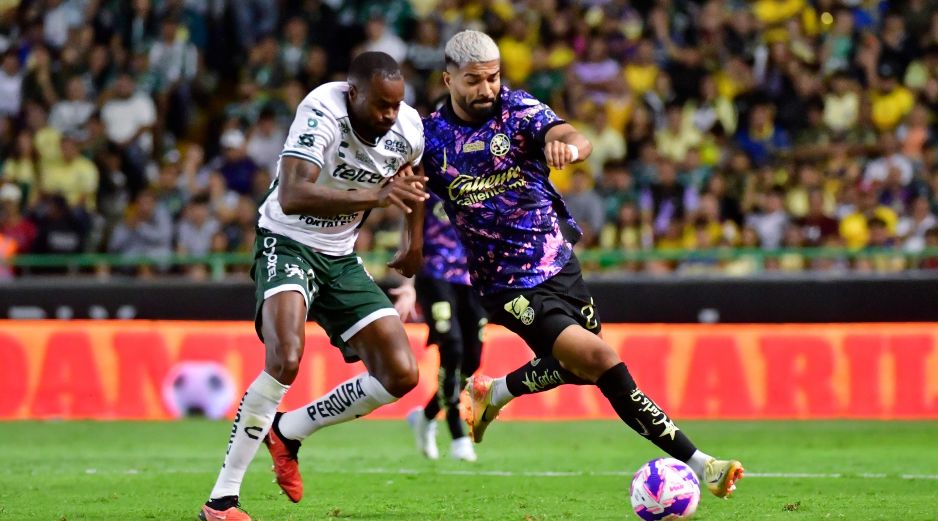 Stiven Barreiro y Rodrigo Aguirre luchan por el balón. El empate les sirve poco a ambos equipos, que están debajo las posiciones que dan acceso al play-in. IMAGO7/R. Balandrán