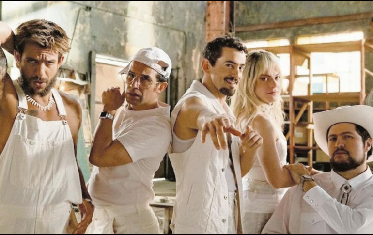 El actor Luis Gerardo Méndez (al centro) se “estrena” como cantante en la cinta “Technoboys”. ESPECIAL