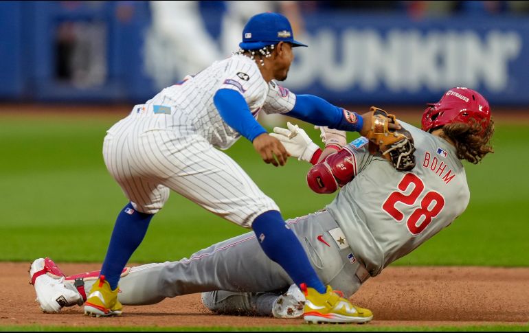 Francisco Lindor, de los Mets de Nueva York, retira en la segunda base a Alec Bohm, de los Filis de Filadelfia. AP/S. Wenig