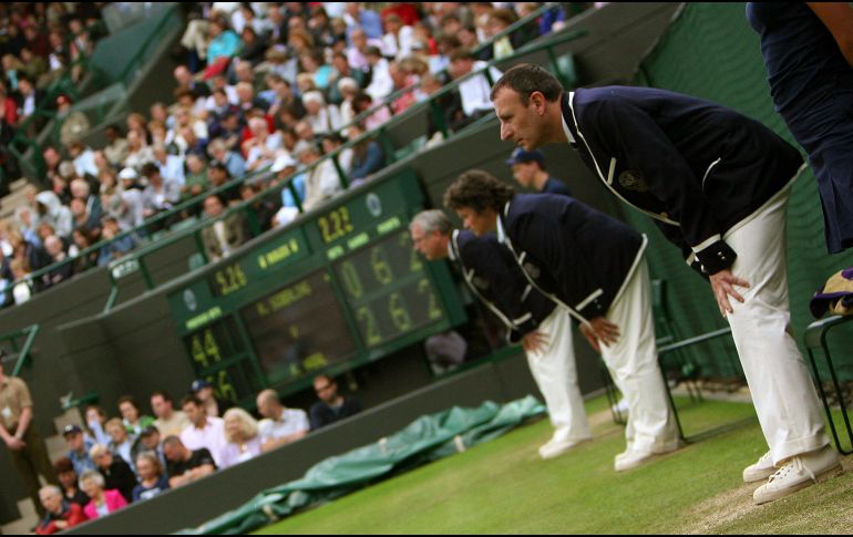 En las 18 pistas competitivas de su sede, el All England Club, se utilizará en 2025 el sistema automático de canto de líneas, lo que supondrá la eliminación de unos 300 jueces de línea que operaban en el torneo. AFP / ARCHIVO