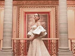 La intérprete grabó su nuevo material desde el Teatro Juárez, en Guanajuato; desde donde posa para esta foto. CORTESÍA