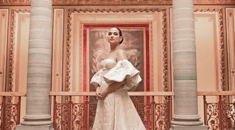 La intérprete grabó su nuevo material desde el Teatro Juárez, en Guanajuato; desde donde posa para esta foto. CORTESÍA