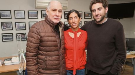 Guillermo Arriaga, en compañía de sus hijos Mariana y Santiago. EFE