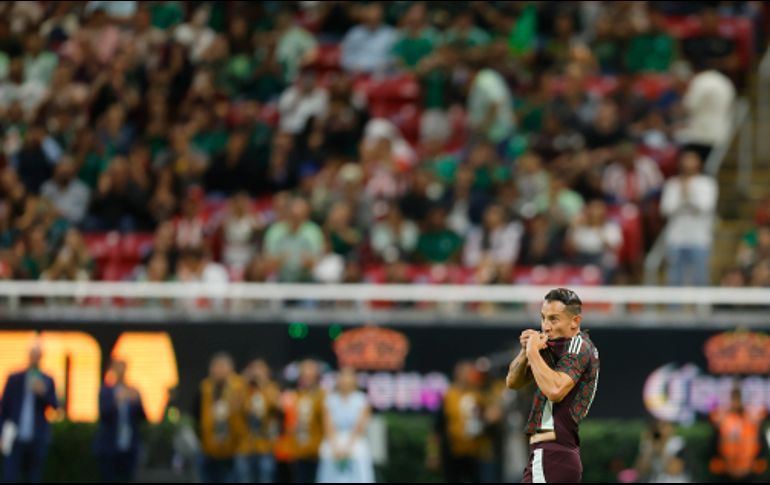 Guardado se fue entre aplausos y se despidió besando el escudo de la Selección. EFE/F. Guasco