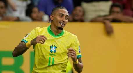 Raphinha fue autor de dos de las cuatro anotaciones brasileñas; ambas fueron desde el manchón penal. AP/E. Peres