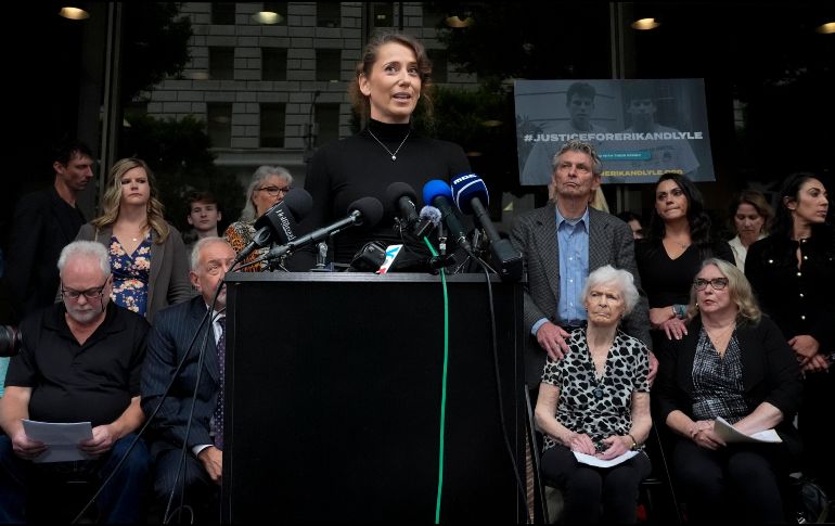 Anamaria Baralt, sobrina de Jose Menendez, pide la excarcelación de Erik y Lyle Menendez. AP / Damian Dovarganes