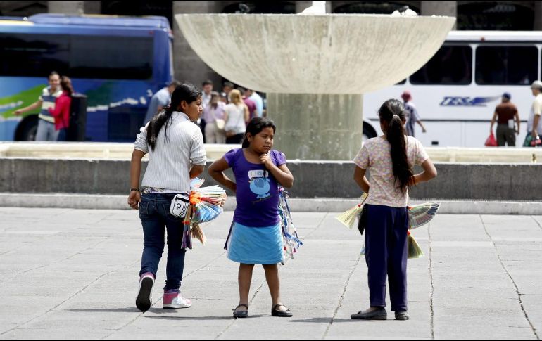 De acuerdo con las investigaciones del caso, se determinó que los siete menores laboraban desde hace tiempo en las calles ordenados por sus madres. EL INFORMADOR/ARCHIVO