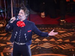 El cantante tapatío ofreció un repertorio musical variado y llenó el Palenque de las Fiestas de Octubre con una energía vibrante. EL INFORMADOR/ H. Figueroa