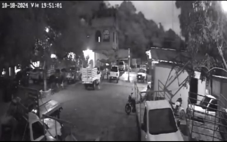 El cielo se iluminó de manera espectacular y, acompañado por un estruendo, se pudo ver una gran luz que bajaba desde la altura, lo que ocasionó todo tipo de especulaciones. X / @ElUniversal_SLP