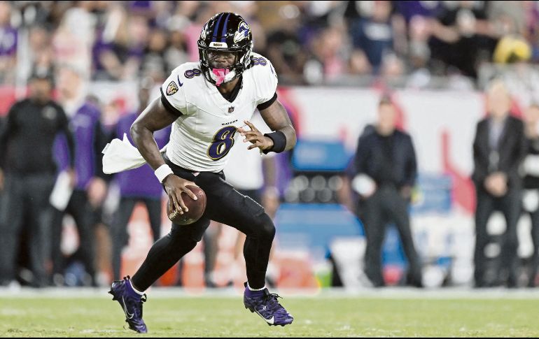 Lamar Jackson lanzó cinco pases de anotación y los Ravens acumula cinco triunfos en fila. AFP