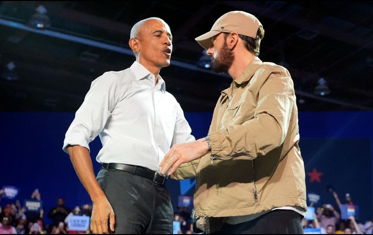 El rapero Eminem saluda al expresidente Barack Obama en un acto de campaña para la candidata presidencial demócrata, la vicepresidenta Kamala Harris.AP