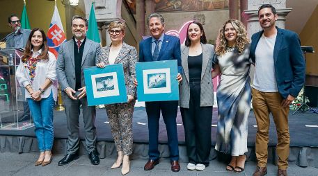 Ricardo Vázquez Orozco, cónsul honorario, posa junto a Terézia Sajgalíková, embajadora de la República de Eslovaquia en México, y Juan José Frangie, alcalde de Zapopan. EL INFORMADOR/ H. Figueroa