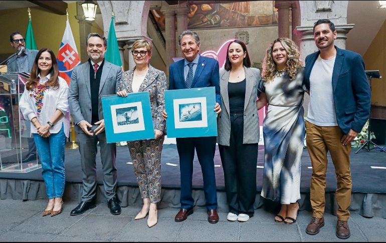Ricardo Vázquez Orozco, cónsul honorario, posa junto a Terézia Sajgalíková, embajadora de la República de Eslovaquia en México, y Juan José Frangie, alcalde de Zapopan. EL INFORMADOR/ H. Figueroa