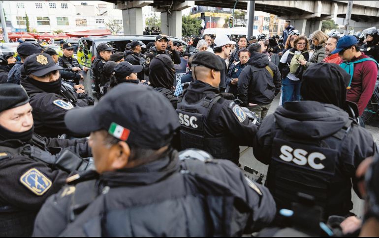 En el marco del Gran Premio de México, una marcha fue detenida por policías. EL UNIVERSAL