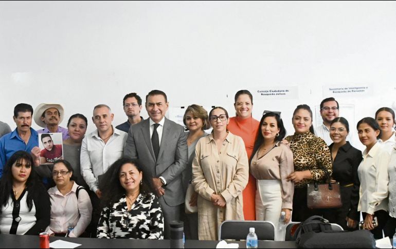 Colectivos de búsqueda y autoridades del equipo de transición en Jalisco 2024-2030, encabezado por Salvador Zamora, sostienen el primer taller para escuchar propuestas y necesidades. ESPECIAL