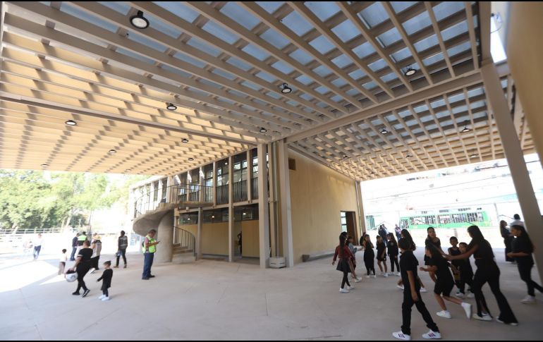 Se construyó un edificio de aulas, edificio de usos múltiples, plazoleta y alumbrado, pergolado, trotapista, rehabilitación de consultorios y baños. ESPECIAL