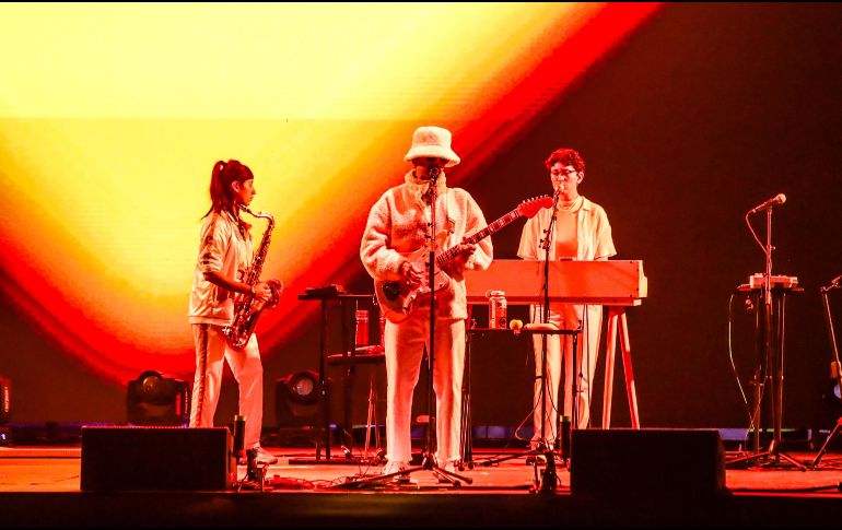 El músico jalisciense, vestido completamente de blanco subió al escenario puntualmente a las 21:00 horas. EL INFORMADOR/A.NAVARRO