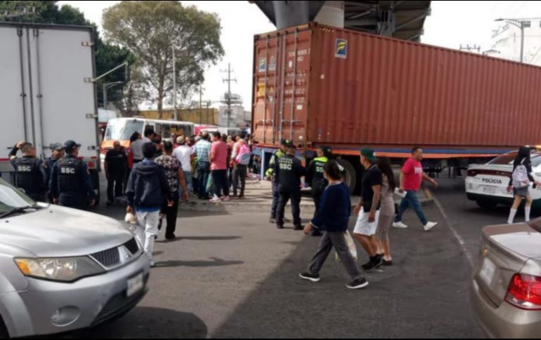 Un hombre murió tras ser arrollado por un tráiler doble remolque en la avenida Tláhuac de la alcaldía Iztapalapa. ESPECIAL
