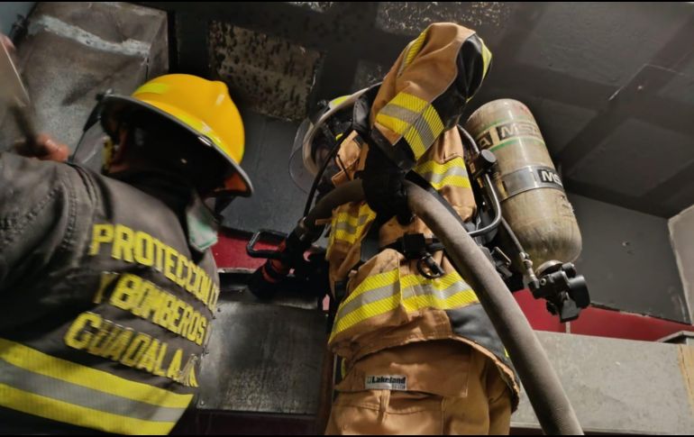 Los elementos de Protección Civil y Bomberos municipales lograron controlar el incendio en poco menos de 40 minutos, pues las unidades de la dependencia zapopana llegaron al lugar alrededor de las 15:30 horas. CORTESÍA / PC Jalisco