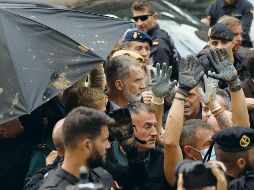 Felipe VI fue resguardado de la rabia pública de los afectados. EFE