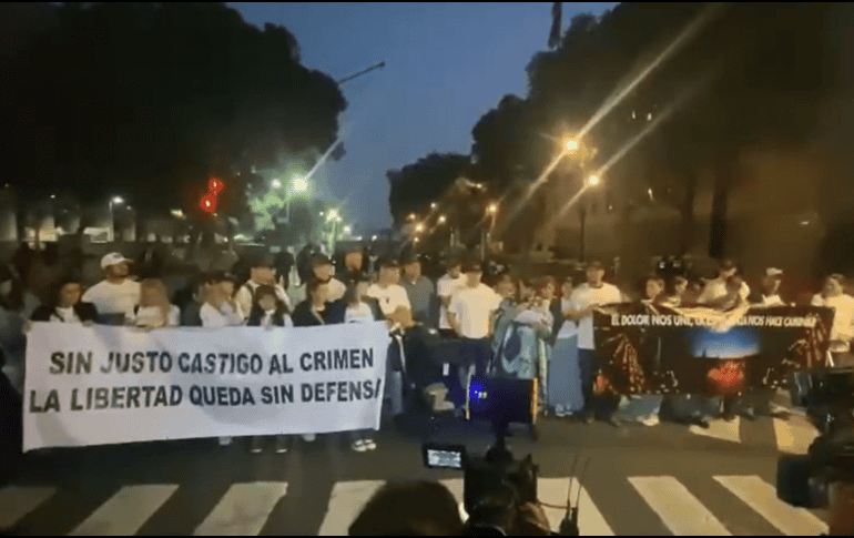Los integrantes de la familia intentaron manifestarse en las inmediaciones de Palacio Nacional. ESPECIAL / X / SUN
