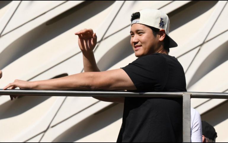 Shohei Ohtani, pelotero japones de los Dodgers de Los Ángeles, agradece al público durante el desfile para conmemorar el título, el viernes 1 de noviembre. AP /K. Gong