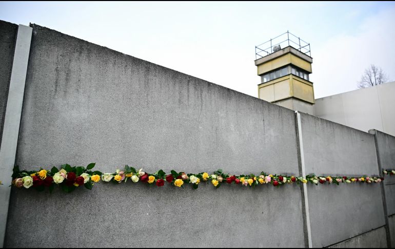 La caída del Muro, símbolo de la Guerra Fría y la división entre el bloque occidental y el soviético, allanó el camino para el colapso del comunismo en Europa del Este y la reunificación de Alemania un año después. AFP / T. Schwarz