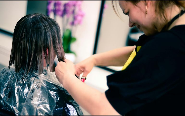 Es común hacerse un cambio de look al iniciar un nuevo año. UNSPLASH / GABRIELA