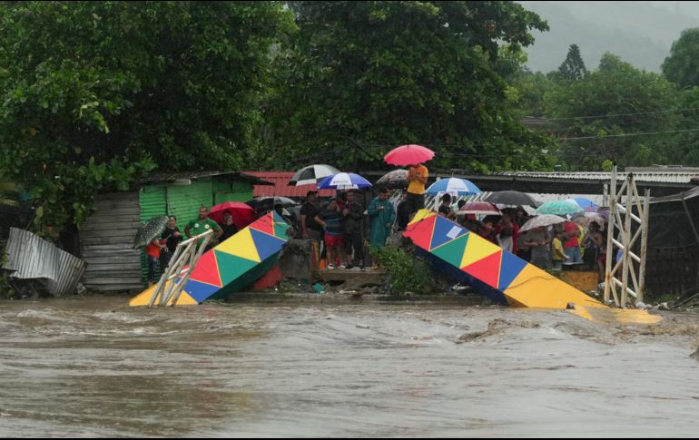 Las lluvias continuas cayeron durante la noche y siguieron hasta esta mañana en la ciudad de San Pedro Sula, sitio donde ayer jugó la Selección Mexicana contra la local. AP / M. Castillo