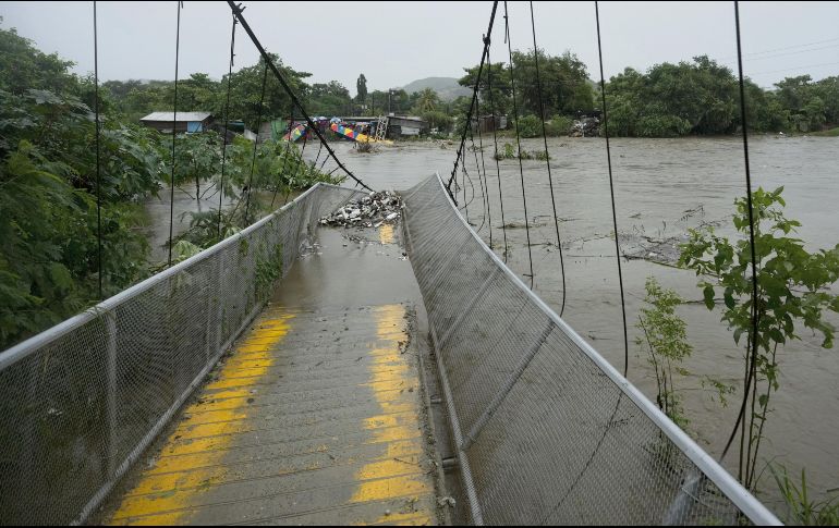 Por la caída de puentes, pasos peatonales y afectaciones en carreteras, 143 comunidades de Honduras quedaron incomunicadas. AP