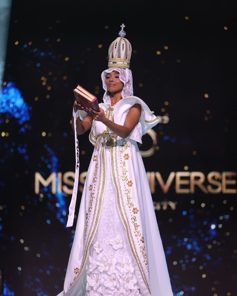 Andreia Correia portó un traje típico inspirado en la Virgen de Fátima durante su participación en Miss Universo 2024. INSTAGRAM/ andreeia_correeia