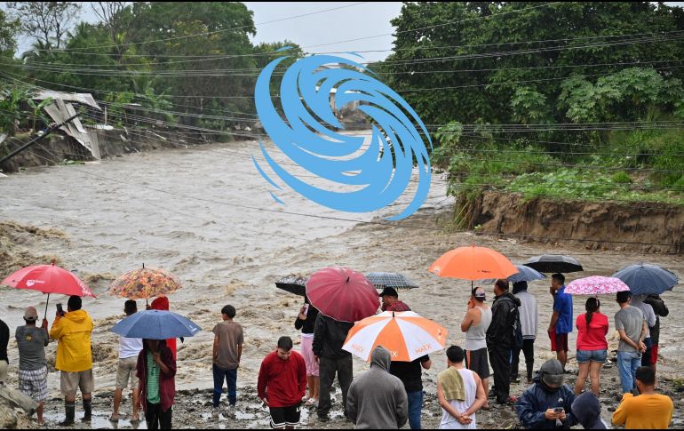 Más de 200 viviendas fueron destruidas y unas 3 mil 200 dañadas en Honduras, mil 794 comunidades quedaron incomunicadas por crecidas de los ríos, caídas de puentes y derrumbes en carreteras. AFP / O. Sierra