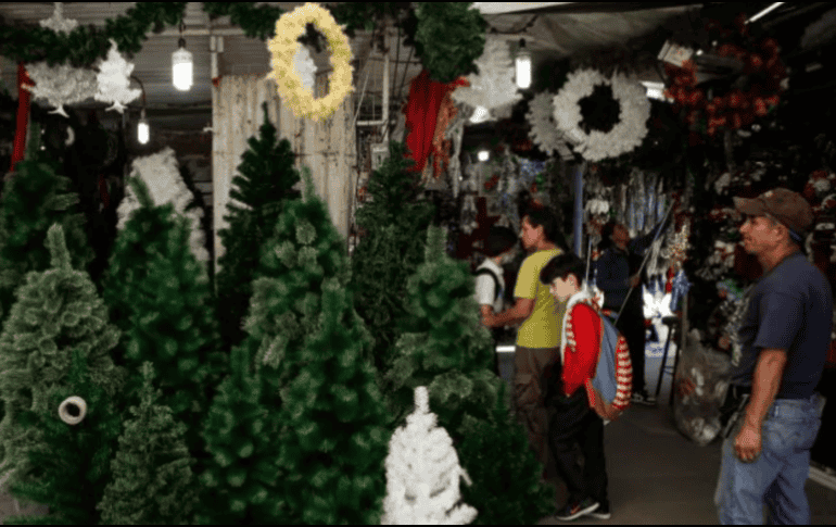 Las casas comienzan a iluminarse con resplandecientes luces navideñas y adornos que embellecen los hogares de Guadalajara. EL INFORMADOR/ ARCHIVO