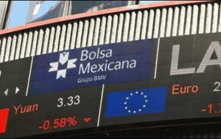En la jornada, el peso mexicano se apreció un 0.53% frente al dólar al cotizar en 18.48 unidades por billete verde, frente a los 18.58 en la jornada anterior, según datos del Banco de México. EFE / ARCHIVO