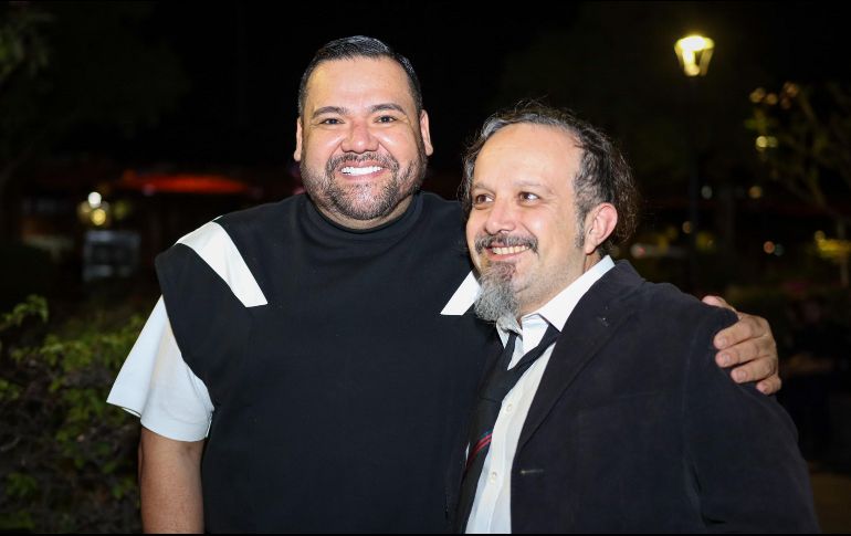 El diseñador jalisciense (izquierda) posa acompañado del ganador del Oscar, Carlos Cortés. EL INFORMADOR/H. Figueroa