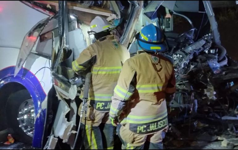 Se desconocen las causas del percance y la persona fallecida era el copiloto del camión, indicó la Unidad Estatal de Protección Civil y Bomberos Jalisco. ESPECIAL / PC JALISCO