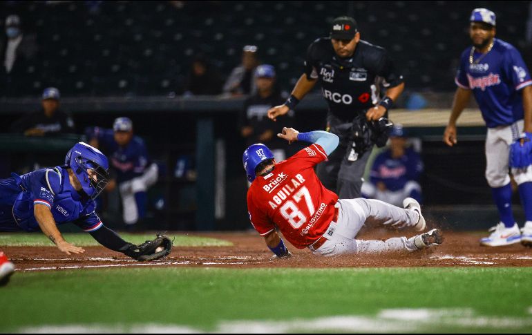 J.J. Aguilar se barre en el plato para marcar la segunda carrera de Jalisco. CORTESÍA/Charros de Jalisco
