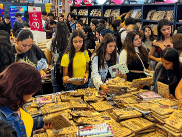 En los pasillos de la feria confluyen sellos mexicanos, latinoamericanos y de distintas partes del mundo, que encuentran en Guadalajara un escaparate clave para presentar sus novedades editoriales. EL INFORMADOR/ ARCHIVO.
