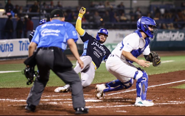 Tirso Ornelas se barre en el plato, impulsado por un batazo de su hermano Julián. CORTESÍA/Charros de Jalisco