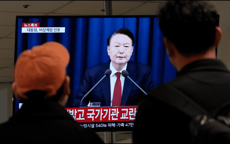 El mensaje del presidente surcoreano Yoon Suk Yeol fue transmitido en espacios públicos de Corea del Sur. AP / Ahn Young-joon)