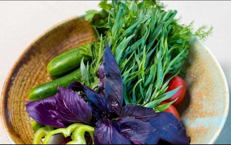 El consumo de grelo también está relacionado con la mejora de la salud cardiovascular. Gracias a su fibra, antioxidantes y calcio, ayuda a reducir los niveles de colesterol malo (LDL) y favorece la circulación sanguínea. Unsplash