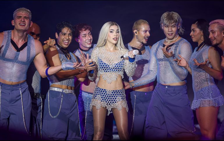 Kenia Os y su cuerpo de baile lucieron en el escenario con vistosas coreografías. EL INFORMADOR/H. Figueroa