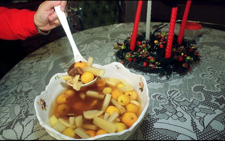 La receta varía según la región, pero suele incluir varias frutas y alcohol. NTX / ARCHIVO