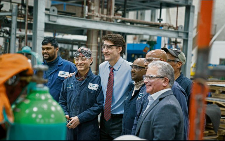 El primer ministro canadiense  enfrenta un complejo escenario económico de cara al arranque del mandato de Donald Trump. En la foto, acompañado por trabajadores canadienses. EL UNIVERSAL