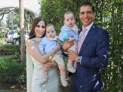 Karla Sánchez y Jorge Sáenz en el bautizo de Andrés y Pablo Sáenz. GENTE BIEN JALISCO / A. Martínez