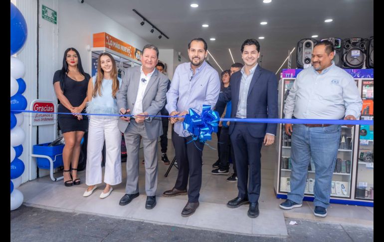 Betzai Herbert, Mayra Romo, Mario Romo, Alan Romo, Abraham Romo y Julio Carrera en el corte de listón de Control Expert. GENTE BIEN JALISCO / A. Rodríguez