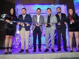 Martha Casares, José Tirado, José Luis Partida, Michel Solís, Eduardo González y Mónica Montaño en el corte de listón de la nueva agencia Dalton Hyundai Galerías. GENTE BIEN JALISCO / A. Martínez