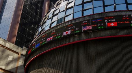 En la jornada, el peso mexicano se apreció un 0.21 % frente al dólar, al cotizar en 18.24 unidades por billete verde, frente a los 18.28 en la jornada anterior, según datos del Banco de México. NTX / ARCHIVO